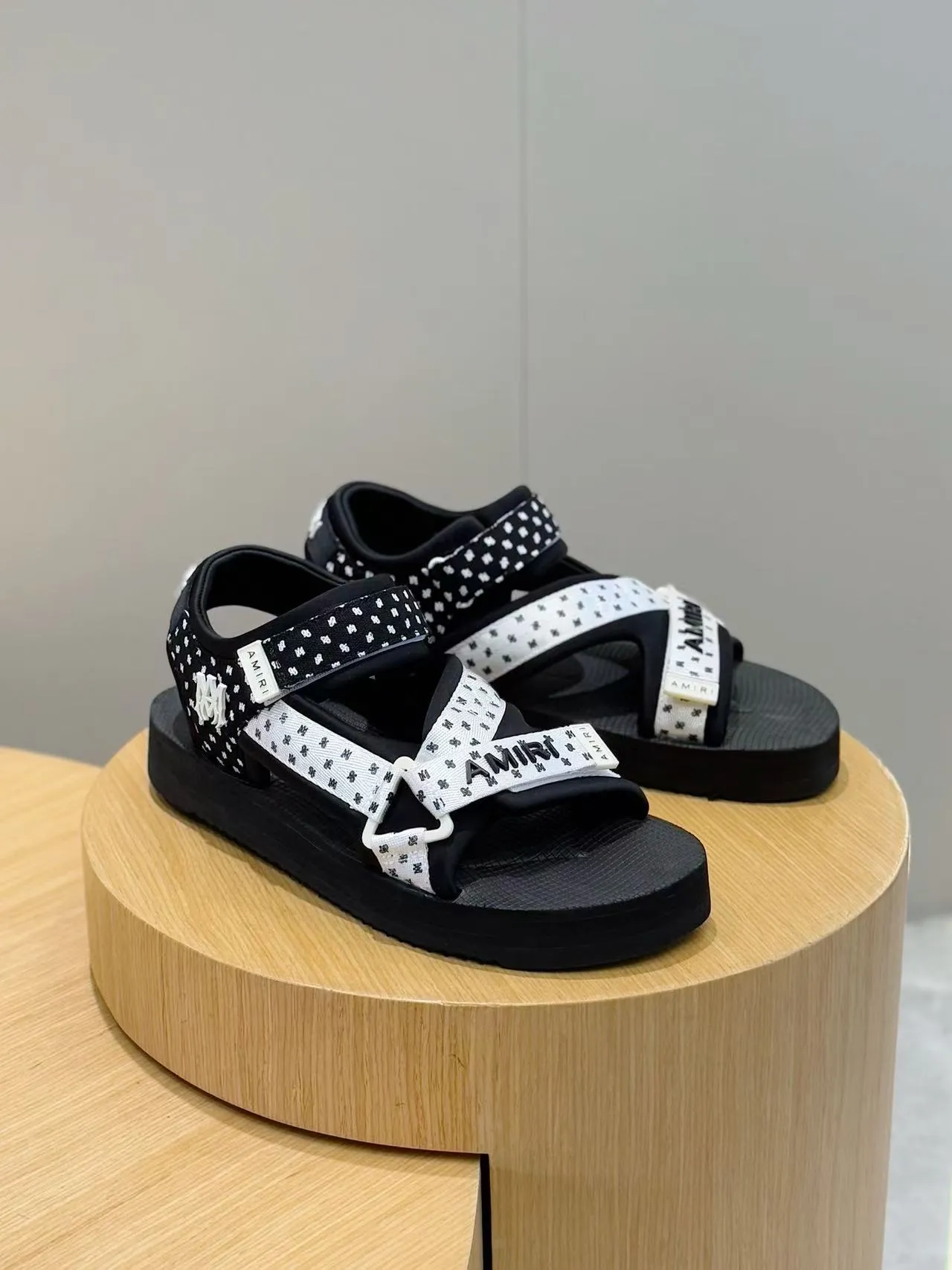 [AMIRI*AMIRI] P:500💰 Size: 39-45 Official website new original version 1:1 AMIRI*AMIRI classic men's sandals, high-end boutique, original material, TPU foam bottom, fine workmanship, casual, loose and comfortable, a must-have in summer.